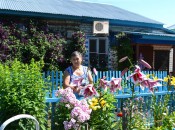 Елена Никифоровна Петрова в палисаднике среди лилий