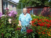 Галина Николаевна Лабутова любит отдыхать среди своих цветущих растений