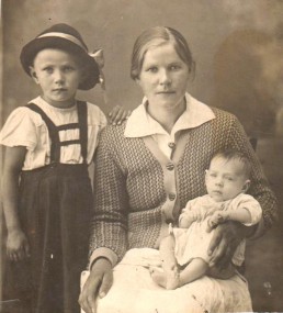Мария Ивановна Тихонова с детьми —  Алей и Ваней