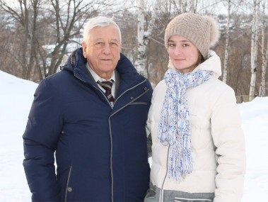 Михаил Николаевич Тошнов со своей внучкой Анастасией