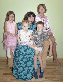 Молодая мама Марианна Юрьевна Малькова успешно совмещает воспитание четверых детей, любимую работу и творчество, при этом остается красивой и привлекательной женщиной!