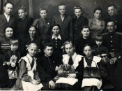 На фотографии начала 50-х годов — наши земляки,  потомки большемурашкинского предпринимателя  Ивана Медведева — его дети, внуки и правнучки