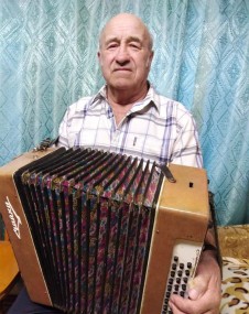 Ни один праздник в Карабатове не обходится без местного гармониста Николая Одинокова