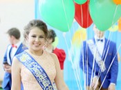 Очаровательная Настя Гаранина блистает на своём школьном выпускном