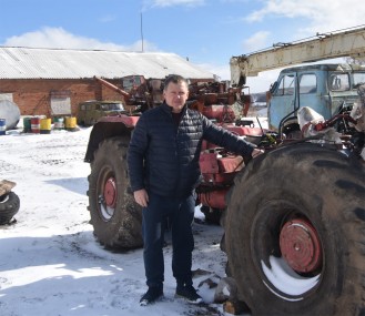 От Т-150 пока только рама и колеса, но Алексей Гаранин уверен, что летом трактор выйдет в поле