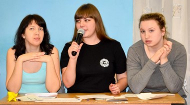 Оксана Ломаченко (в центре) выступает перед студентами в Центре молодежных инициатив п. Васильсурск
