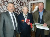 Руководители района поздравили участника войны Н.К. Коженкова с наступающим Днем Победы и вручили юбилейную медаль