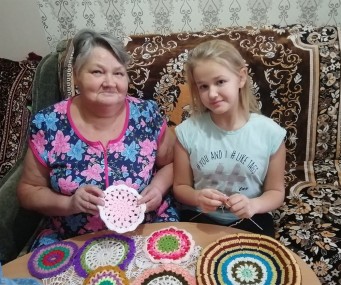 Рядом с внучкой Алёной Александре Васильевне Николаевой и вяжется веселее