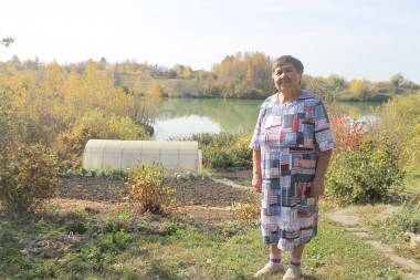 Сад Зои Ивановны Назаровой спускается прямо к маломурашкинскому пруду
