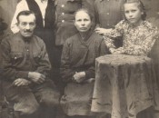 Семья Ратановых с детьми.  Верхний ряд справа — Н.И. Артемьева. 1951 год.
