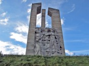 Центральный монумент мемориального комплекса «Дулаг-100»