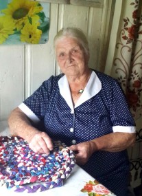 В свои 90 лет Пелагея Васильевна Прокофьева увлечена плетением ковриков