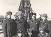 Валерий Андронов (второй справа во втором ряду) с лучшими друзьями – первопроходцами космодрома – на стартовой площадке Валерий Андронов (второй справа во втором ряду) с лучшими друзьями – первопроходцами космодрома – на стартовой площадке