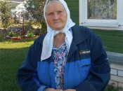 Вера Дмитриевна Дарявина  у порога своего дома