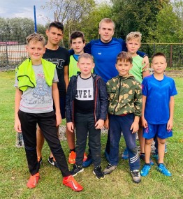 Юные футболисты с огромным удовольствием посещают занятия по футболу под руководством тренера Алексея Сипаева