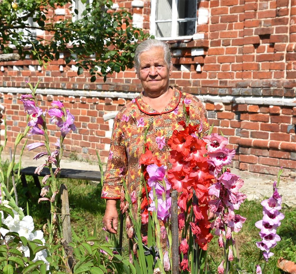 Антонина Николаевна Шляпникова в окружении  любимых цветов