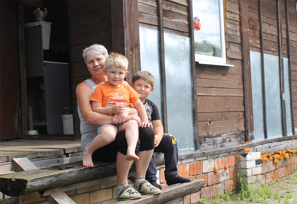 Дачница Ирина Афанасьева со своими внуками