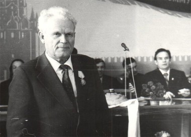 Участник Великой Отечественной войны Василий Андреевич Цапаев в 1954 году возглавил колхоз «Красный пахарь»