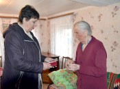 Н.В. Лобанова вручает юбилейную медаль ветерану ВОВ Лидии Васильевне Мальцевой