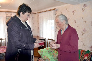 Н.В. Лобанова вручает юбилейную медаль ветерану ВОВ Лидии Васильевне Мальцевой