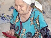 Труженица тыла Антонина Григорьевна Шляхтина со слезами на глазах рассматривала врученную ей медаль