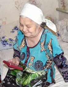 Труженица тыла Антонина Григорьевна Шляхтина со слезами на глазах рассматривала врученную ей медаль