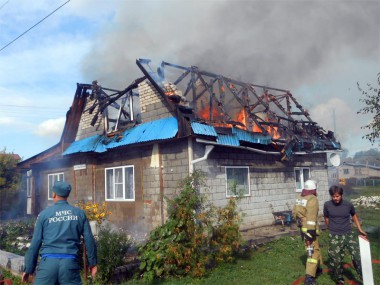 Огонь нанес огромный ущерб хозяевам дома на Старо-Луговой улице.