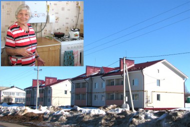 83-летняя Нина Петровна Салеева из Большого Мурашкина только улыбается, рассказывая  о своей 1-комнатной квартире  в новом доме по ул. Телицына