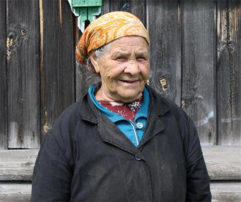 Антонина Степановна Малафеева родом из Картмазова. Ей идет 75-й год. В трудовое время она работала дояркой на здешних фермах. Трудилась добросовестно, имеет звание ударницы 9 и 10-й пятилеток.