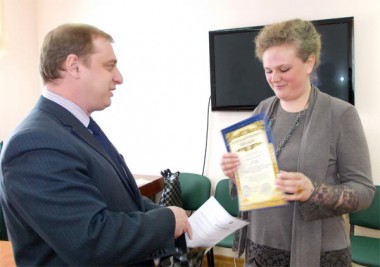Благодарственное письмо вручается ответственному секретарю КДН  Марии Земсковой