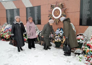 Большемурашкинцы возлагают цветы к мемориалу погибшим воинам, среди фамилий которых растворились имена неизвестных солдат