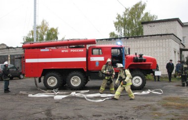 Бойцы ПСЧ-129 разворачивают пожарные рукава