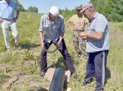 Бригада сантехников соединяет полипропиленовые трубы в единое целое с помощью специальных муфт