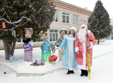 Дед Мороз со Снегурочкой и символы года встречали гостей в детсаде «Ягодка»
