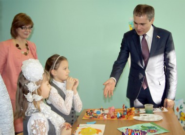 Депутат Госдумы Владимир Александрович Панов с удовольствием пообщался с юными талантами в детской школе искусств