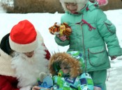 Дети были рады подаркам и мягким игрушкам и рассказали «полицейскому Дедушке Морозу», как проводят новогодние праздники