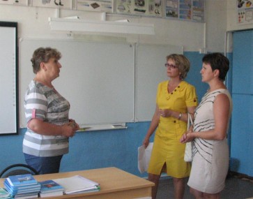 Директор Карабатовской основной школы И.Н. Лабутина рассказывает о проделанной работе