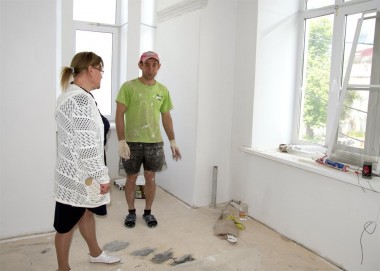 Директор музея Е.В. Фырнина тщательно контролирует все этапы ремонта
