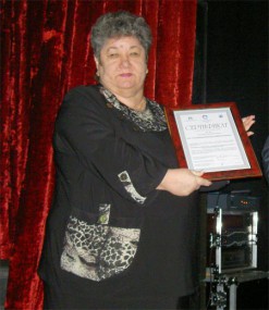 Директор швейной фабрики Елена Юрьевна Кныш получила важный документ как работодатель — Сертификат доверия.