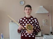 Дмитрий Ермошкин (9 кл.) защищает свой проект по технологии «Подарок учителю»