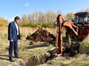 Дмитрий Макаров осматривает строительство водопровода от урочища Настасья