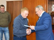 Долгожданный сертификат в руках Михаила — главы семейства Шляпниковых