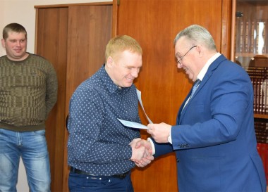 Долгожданный сертификат в руках Михаила — главы семейства Шляпниковых