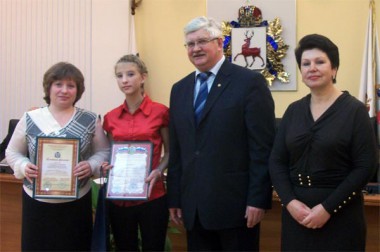 Екатерина Нужнова (вторая слева) вместе со своим учителем М.А. Тошновой на награждении в Нижнем Новгороде
