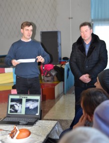 Эколог ННПП-2 С. Ширгин и заместитель исполнительного директора В.Серов подробно ответили на вопросы холязинцев