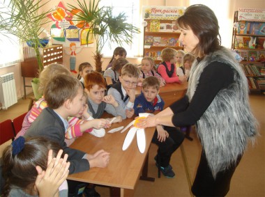 Елена Ивановна проводит с детьми познавательную игру