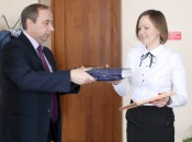 Елена Козлова получает приз за лучшее украшение территории у индивидуального жилого дома