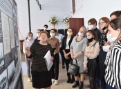 Экскурсовод Татьяна Панягина знакомит посетителей с экспозицией выставки