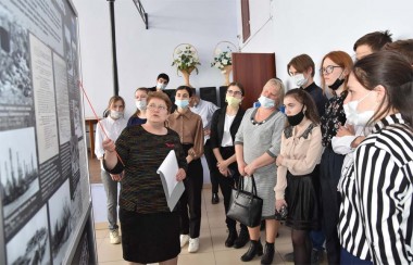 Экскурсовод Татьяна Панягина знакомит посетителей с экспозицией выставки