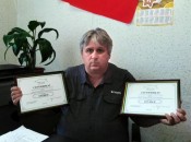 Глава администрации Холязинского сельсовета П.А. Дойников с сертификатами